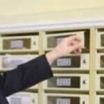 portiere di un condominio che smista la porta per tutti i condomini