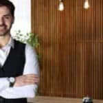 portiere di un ufficio che accoglie i clienti