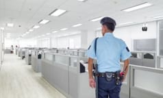 sorvegliante che controlla gli uffici dopo la chiusura